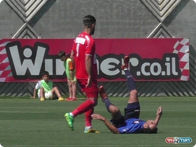 משחק טקטי ואגרסיבי. סהר שבתאי מעל שחקן יריב (שקד מורג)